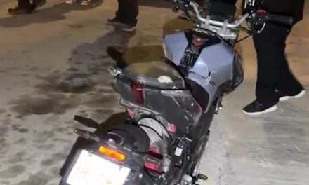 Saltillo: Cae de moto tras esquivar autobús, conductor sufrió lesiones en la cabeza