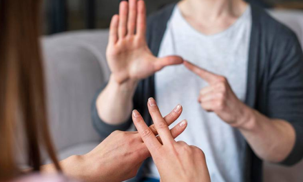 Indispensable la comunicación a para tener contacto con personas con sordera