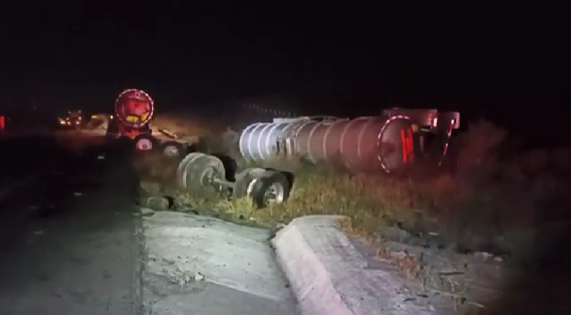 Muere hombre tras accidente en carretera, tractocamión y pipa chocaron de frente en Ramos Arizpe