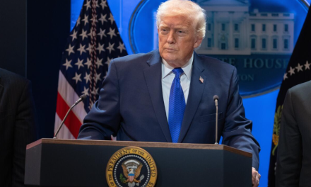 Trump reaviva debate constitucional en EE.UU. tras lanzar ofensiva militar contra Irán