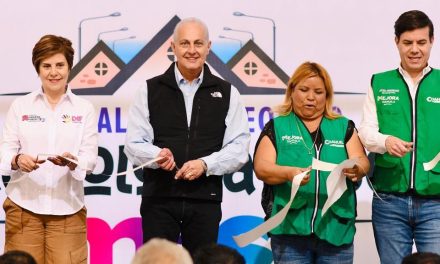 Román Cepeda entrega techumbre en la colonia Braulio Fernández Aguirre