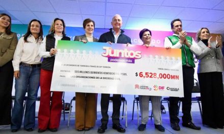 Román Cepeda firma convenio y entrega apoyos económicos