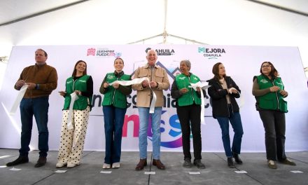 Román Cepeda entrega rehabilitación de cancha de usos múltiples en Nueva Rosita