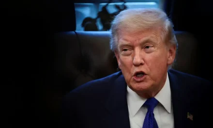 Trump presume freno de venta de petróleo mexicano a Cuba