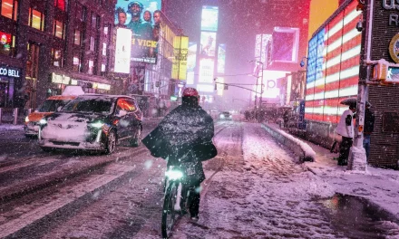 Nueva York bajo nieve… decretan toque de queda por histórica tormenta