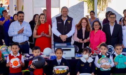 Continúan Manolo Jiménez y Tomás Gutiérrez apoyando escuelas