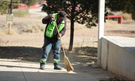 Realiza Saltillo limpieza en paso peatonal de la colonia El Cerrito