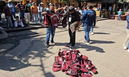 Tiran chalecos de Morena