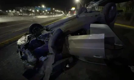 Abandonan vehículo tras volcadura en calle lateral de Fundadores