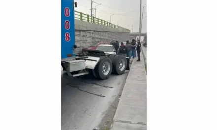 Motociclista se salva de morir aplastado por tráiler en Saltillo