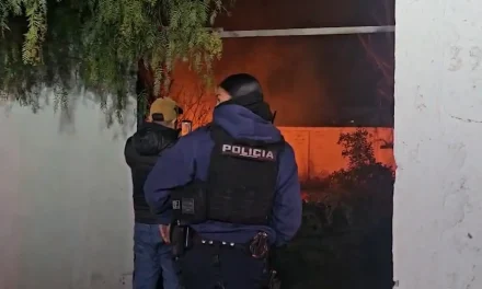 Aparente corto circuito provoca incendio en Saltillo