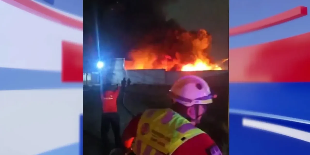 Arde basura afuera de empresa en Ramos Arizpe