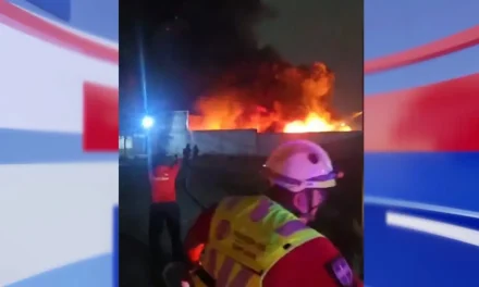 Arde basura afuera de empresa en Ramos Arizpe