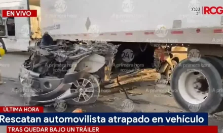 Conductor queda atrapado por debajo de un tráiler en el Libramiento Flores Tapia… es rescatado por bomberos