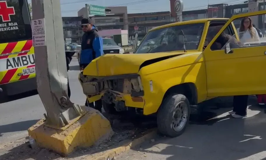 Saltillo: Conductor atropella a vendedora de paletas y se impacta contra el semáforo