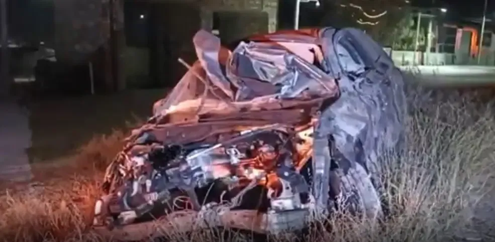 Joven destroza su camioneta tras volcar en Arteaga y termina en el hospital