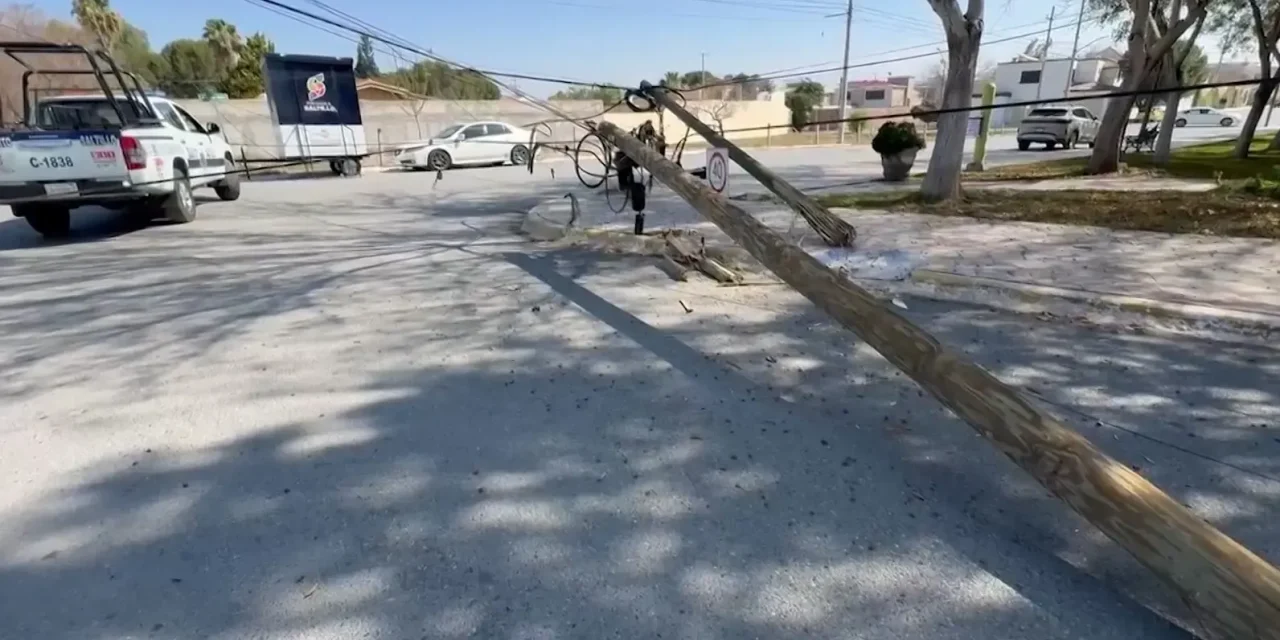 Camioneta derriba varios postes tras perder el control en Valle San Agustín
