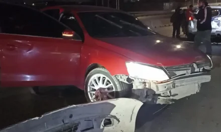 Saltillo: Carambola sobre el puente vehicular ocasiona daños en cuatro autos y una patrulla