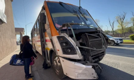 Seis lesionados deja choque entre camión urbano y tráiler en el bulevar Francisco Coss