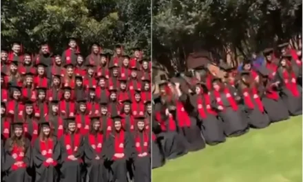 Colapsan las gradas durante una foto de graduación en la Ibero (video)