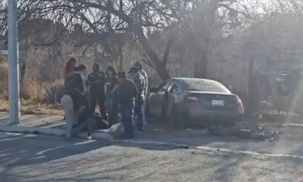 Conductor choca y su vehículo se incendia al sur de Saltillo