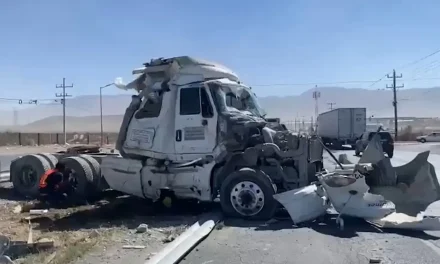 Conductor dormita al volante y vuelca en el libramiento Óscar Flores Tapia