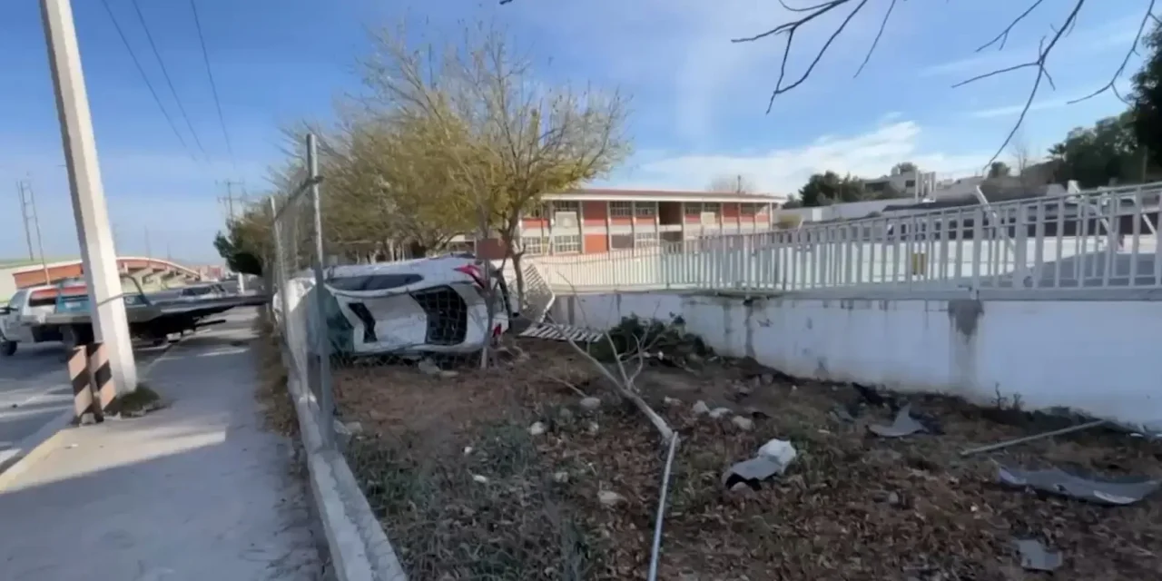 Conductor pierde el control de su auto por exceso de velocidad y termina volcado en Saltillo