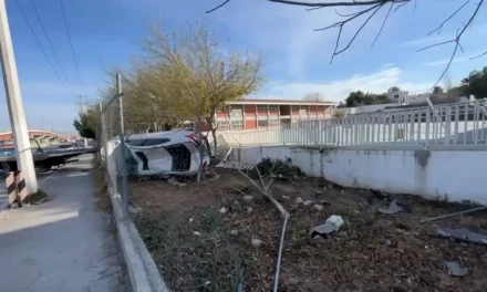 Conductor pierde el control de su auto por exceso de velocidad y termina volcado en Saltillo