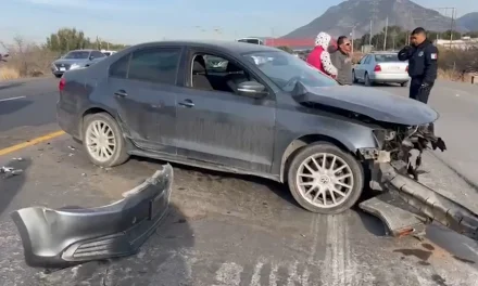 Conductora provoca fuerte choque tras realizar retorno prohibido en Saltillo