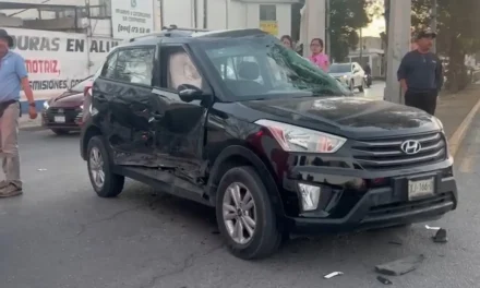 Conductor se encandiló con el sol y ocasionó fuerte accidente en Saltillo