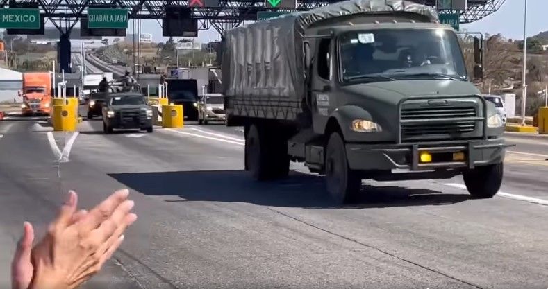 Familias despiden con aplausos a convoy del Ejército rumbo a Tepic