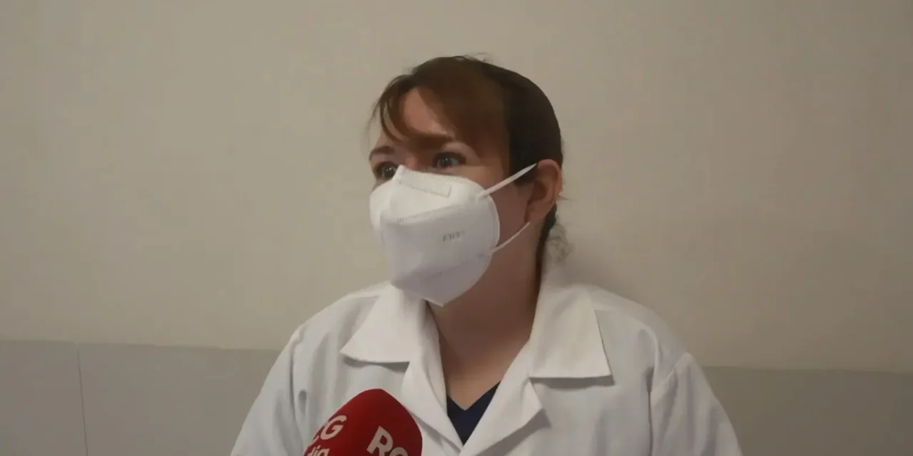 Cruz Roja con vacunas contra sarampión