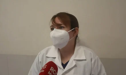 Cruz Roja con vacunas contra sarampión