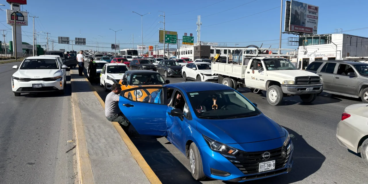 Saltillo: Cuatro autos terminan dañados tras choque múltiple en LEA