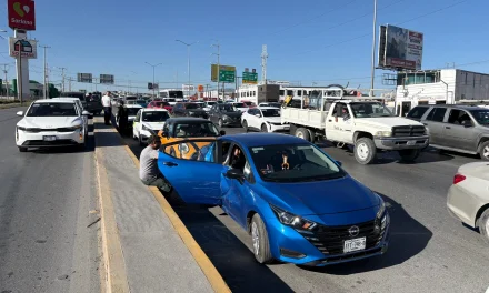 Saltillo: Cuatro autos terminan dañados tras choque múltiple en LEA