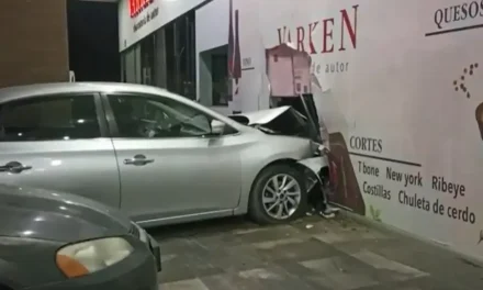 Conductora estrella su auto contra un negocio al norte de Saltillo