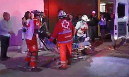 Motociclista acabó en el hospital al intentar impresionar a un grupo de amigos