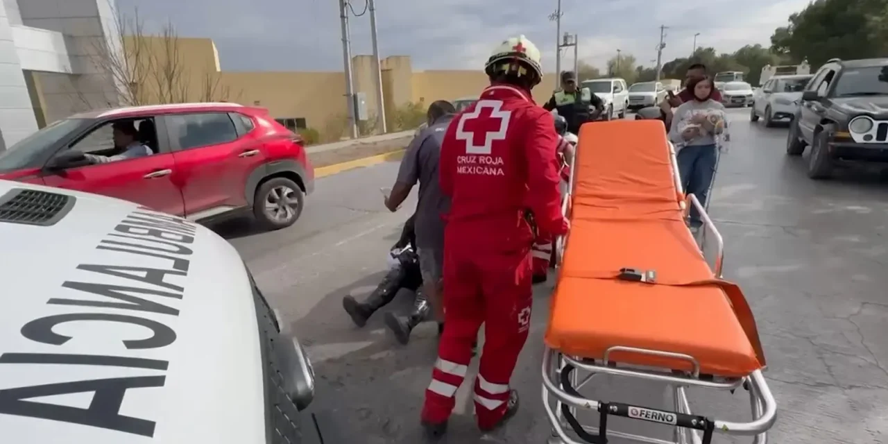 Derrapa motociclista para evitar choque y termina lesionada en bulevar Abedrop