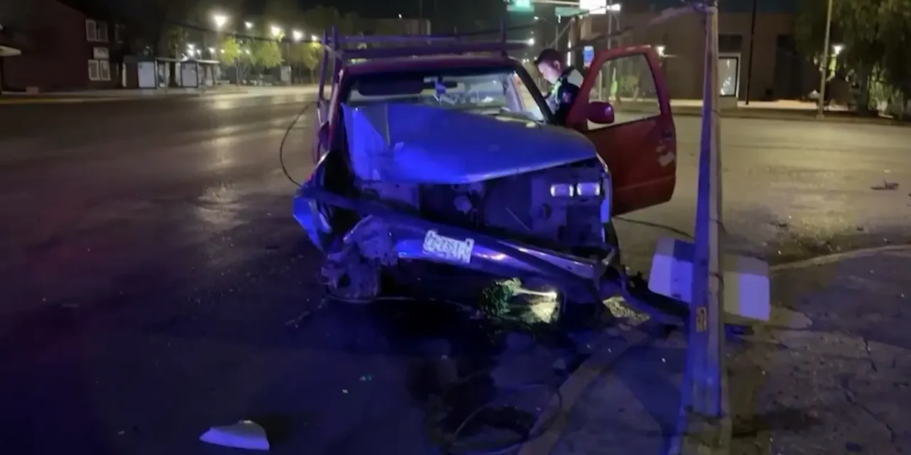 Saltillo: Ebrio derriba luminaria y abandona su coche