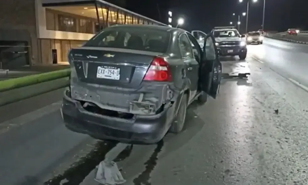 Saltillo: Destroza su coche a toda velocidad