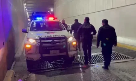 Diez vehículos caen alcantarilla sin tapa en Saltillo