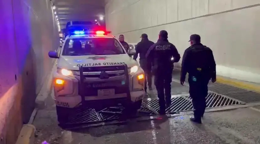 Diez vehículos caen alcantarilla sin tapa en Saltillo