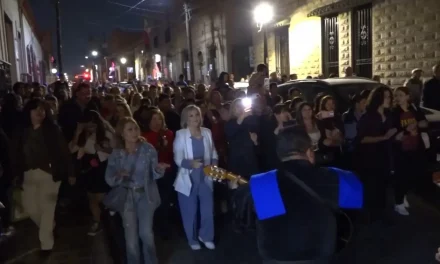 Disfrutan saltillenses la callejoneada del Día del Amor y la Amistad