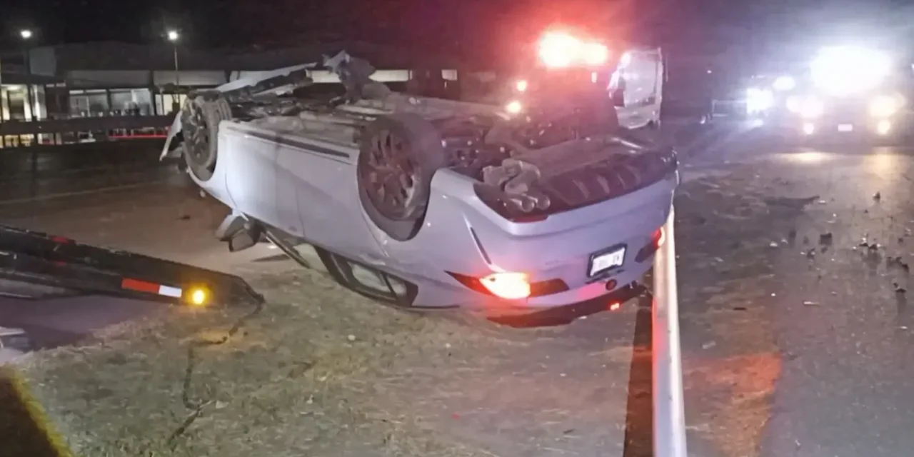 Trabajador dormita, derriba luminaria y vuelca en Ramos Arizpe