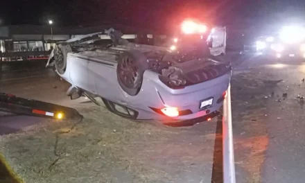 Trabajador dormita, derriba luminaria y vuelca en Ramos Arizpe