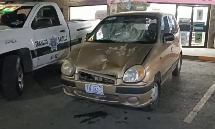 Saltillo: Ebrio causa su propia desgracia… lo atropellan por cruzar corriendo