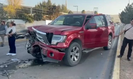 Ebrio conductor brinca camellón y choca de frente contra camioneta en Saltillo