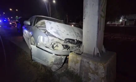 Ebrio choca y termina detenido en Saltillo