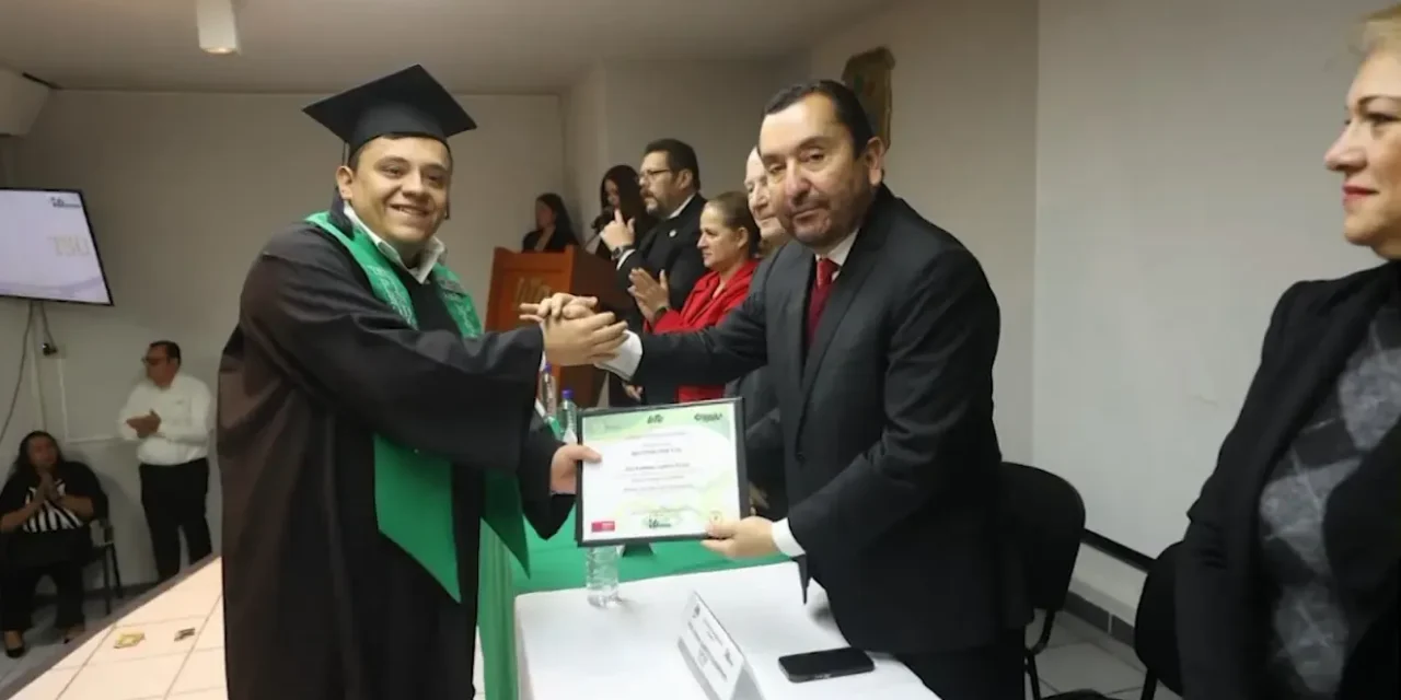 Entrega la UTC 57 profesionistas