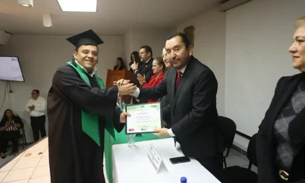 Entrega la UTC 57 profesionistas